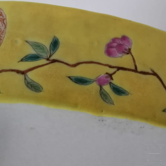 Seltenes Famille-Rose-Becken mit Narzissen, China, wohl Guangxu-Periode, 19./20. Jhdt.