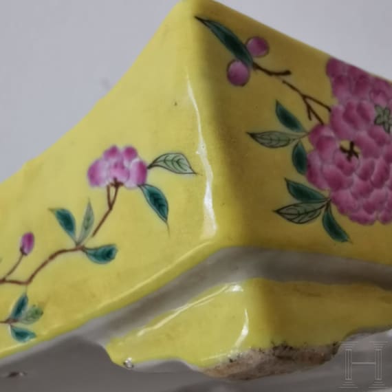 Seltenes Famille-Rose-Becken mit Narzissen, China, wohl Guangxu-Periode, 19./20. Jhdt.