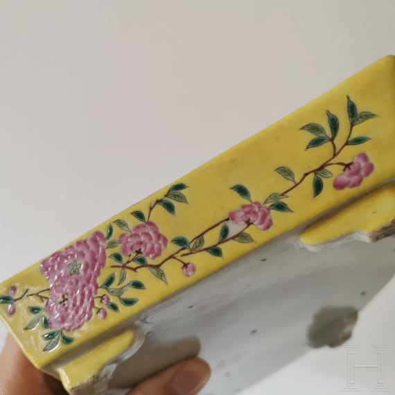 Seltenes Famille-Rose-Becken mit Narzissen, China, wohl Guangxu-Periode, 19./20. Jhdt.