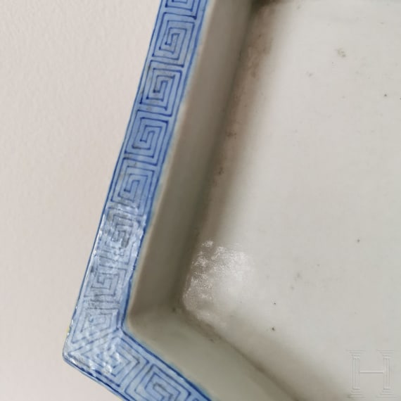 Seltenes Famille-Rose-Becken mit Narzissen, China, wohl Guangxu-Periode, 19./20. Jhdt.