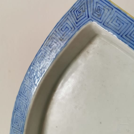Seltenes Famille-Rose-Becken mit Narzissen, China, wohl Guangxu-Periode, 19./20. Jhdt.