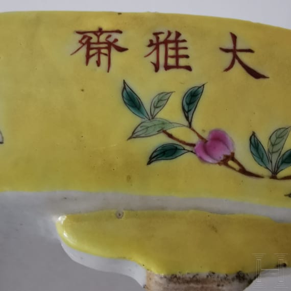 Seltenes Famille-Rose-Becken mit Narzissen, China, wohl Guangxu-Periode, 19./20. Jhdt.