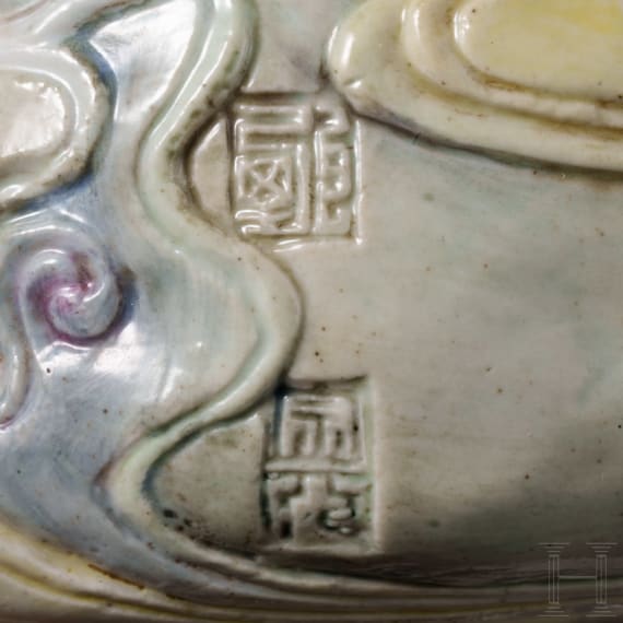 Kleines, seltenes, reliefiertes Wassergef&auml;&szlig;, China, wohl Qianlong-Periode, 18. Jhdt.