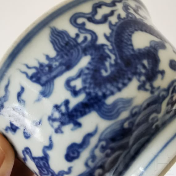 Blau-wei&szlig;e Drachenschale mit Yongzheng-Sechszeichenmarke, China, wohl Yongzheng-Periode, 18. Jhdt.