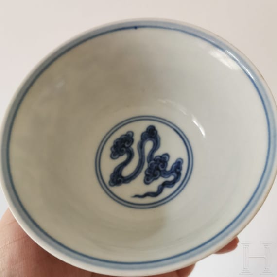 Blau-wei&szlig;e Drachenschale mit Yongzheng-Sechszeichenmarke, China, wohl Yongzheng-Periode, 18. Jhdt.