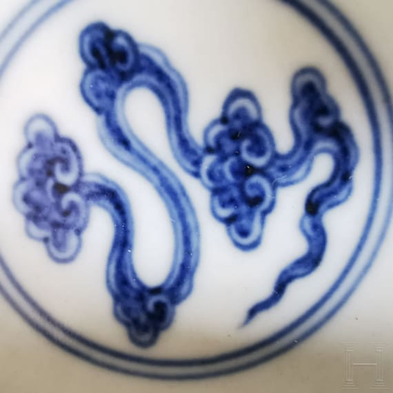 Blau-wei&szlig;e Drachenschale mit Yongzheng-Sechszeichenmarke, China, wohl Yongzheng-Periode, 18. Jhdt.