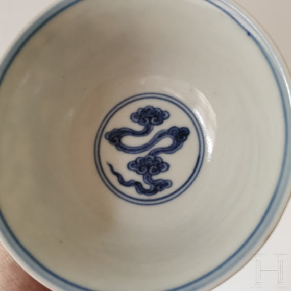 Blau-wei&szlig;e Drachenschale mit Yongzheng-Sechszeichenmarke, China, wohl Yongzheng-Periode, 18. Jhdt.