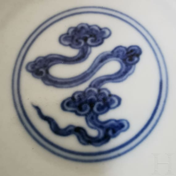 Blau-wei&szlig;e Drachenschale mit Yongzheng-Sechszeichenmarke, China, wohl Yongzheng-Periode, 18. Jhdt.