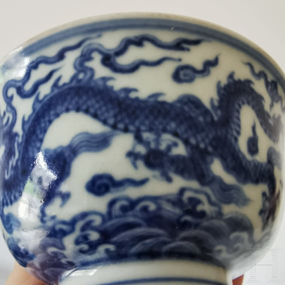 Blau-wei&szlig;e Drachenschale mit Yongzheng-Sechszeichenmarke, China, wohl Yongzheng-Periode, 18. Jhdt.