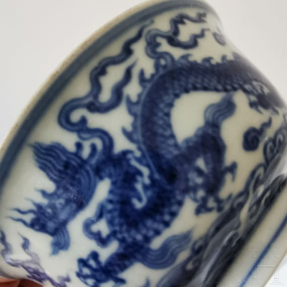 Blau-wei&szlig;e Drachenschale mit Yongzheng-Sechszeichenmarke, China, wohl Yongzheng-Periode, 18. Jhdt.