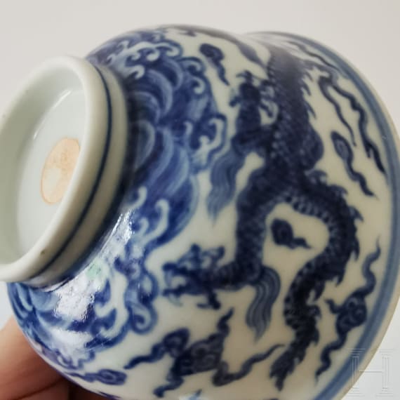 Blau-wei&szlig;e Drachenschale mit Yongzheng-Sechszeichenmarke, China, wohl Yongzheng-Periode, 18. Jhdt.