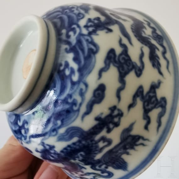 Blau-wei&szlig;e Drachenschale mit Yongzheng-Sechszeichenmarke, China, wohl Yongzheng-Periode, 18. Jhdt.