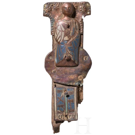 Fragment eines Prozessionskreuzes mit Champlev&eacute;-Emailplaketten mit Heiligenfigur, Limoges, 13. Jhdt. (Figur und untere Plakette), Kreuz und eine Plakette sp&auml;ter