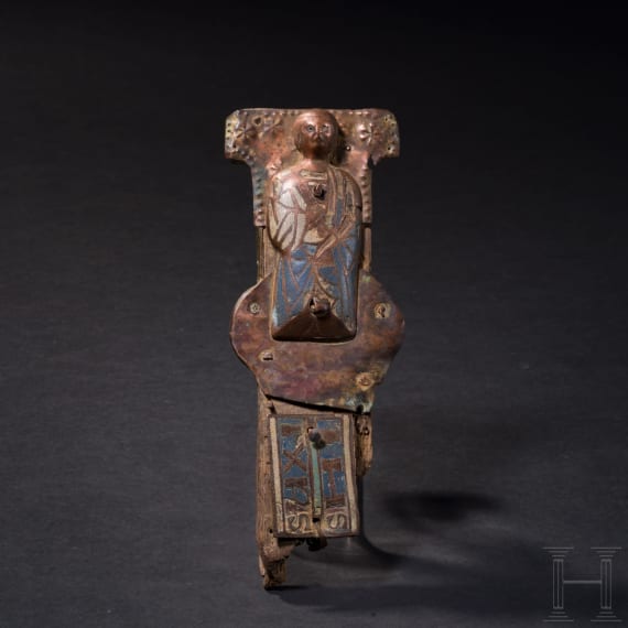 Fragment eines Prozessionskreuzes mit Champlev&eacute;-Emailplaketten mit Heiligenfigur, Limoges, 13. Jhdt. (Figur und untere Plakette), Kreuz und eine Plakette sp&auml;ter