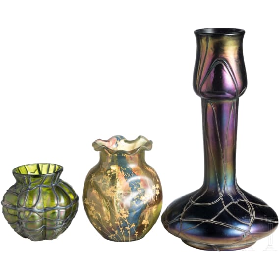 Langhalse und V&auml;schen, Kosten bei Teplitz, Glasfabrik Elisabeth, Pallme-K&ouml;nig & Habel, um 1900, sowie Vase mit Goldauflagen, Frankreich, um 1910