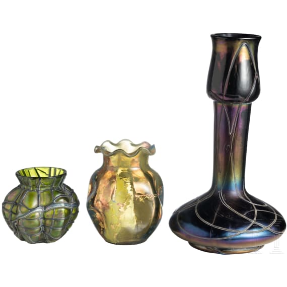 Langhalse und V&auml;schen, Kosten bei Teplitz, Glasfabrik Elisabeth, Pallme-K&ouml;nig & Habel, um 1900, sowie Vase mit Goldauflagen, Frankreich, um 1910