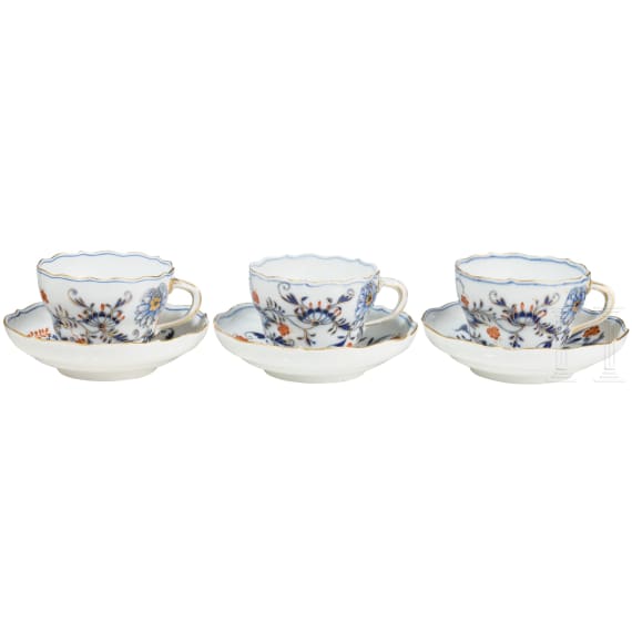 Three porcelain cups with saucers in "coloured onion pattern", Meissen, circa 1920