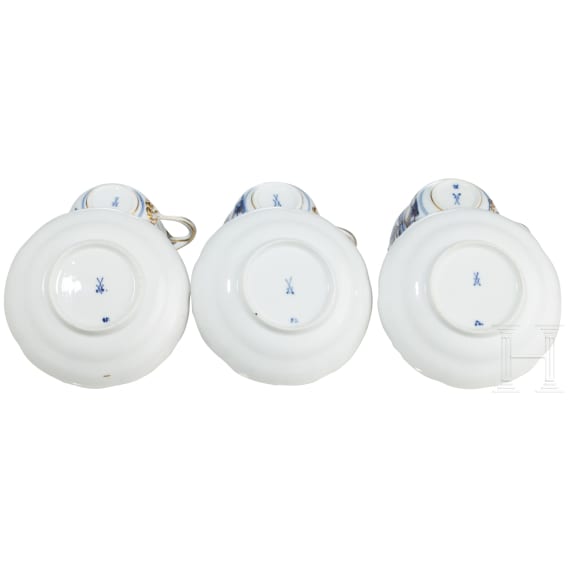 Three porcelain cups with saucers in "coloured onion pattern", Meissen, circa 1920