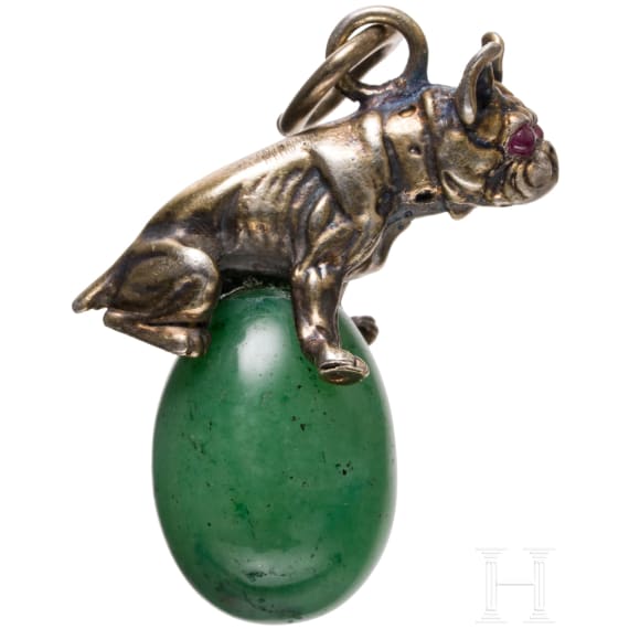 A Russian silver-mounted nephrite egg-pendant with bulldog, 20th century