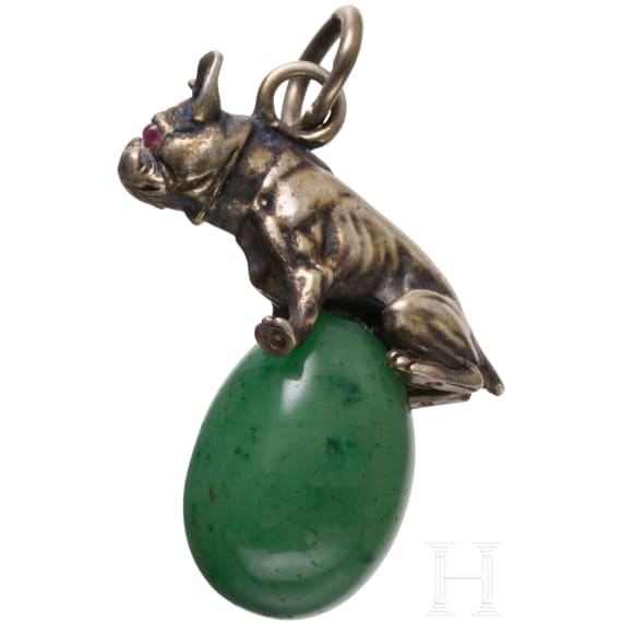 A Russian silver-mounted nephrite egg-pendant with bulldog, 20th century