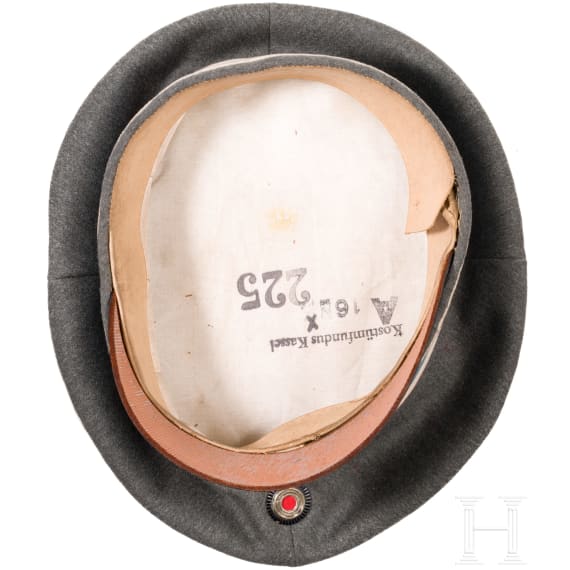 A field grey visor cap for officers in the Royal Saxon 2nd Hussar Regiment No. 19 &ldquo;Kronprinz Wilhelm&rdquo;, circa 1914