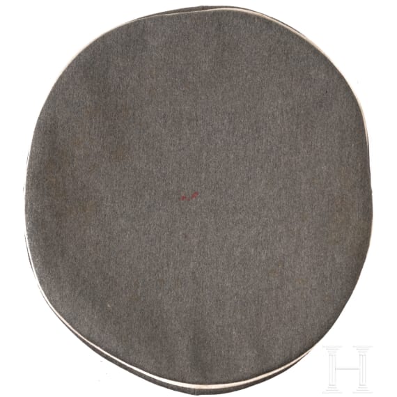 A field grey visor cap for officers in the Royal Saxon 2nd Hussar Regiment No. 19 &ldquo;Kronprinz Wilhelm&rdquo;, circa 1914