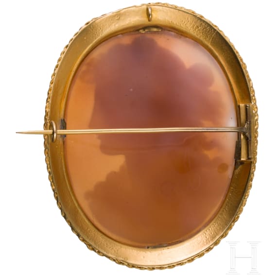 A 18ct gold-mounted cameo brooch with baccante