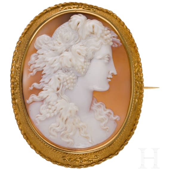 A 18ct gold-mounted cameo brooch with baccante