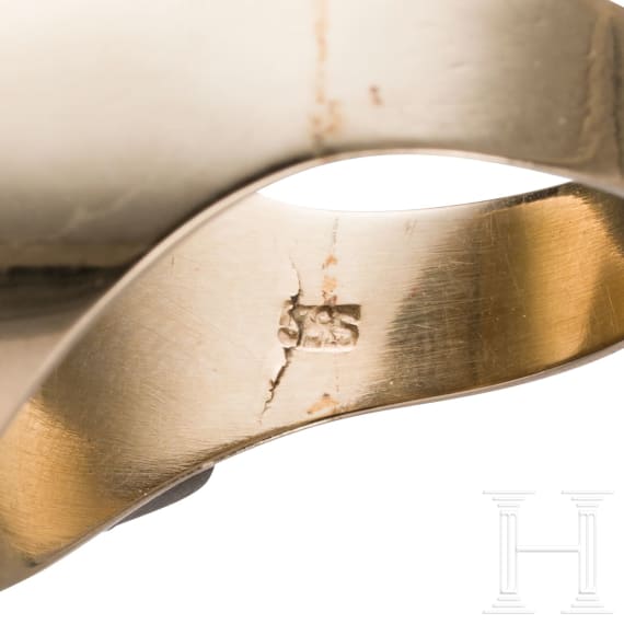 A 14ct gold and grandel ring