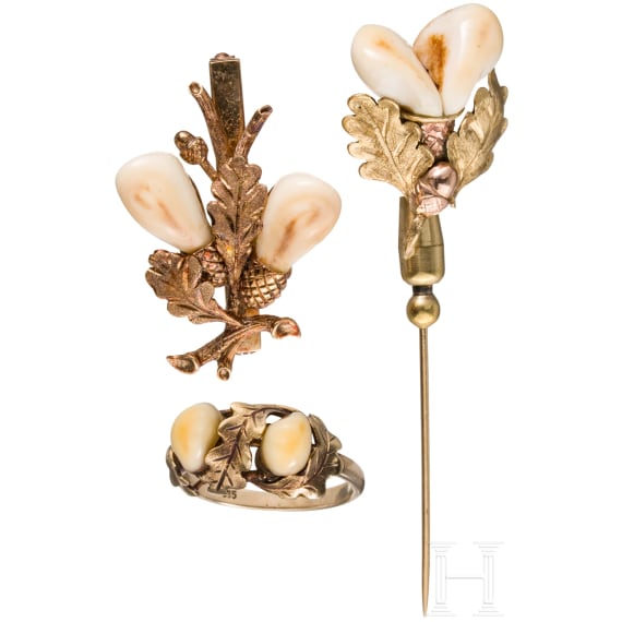 A 14ct gold and grandel jewellery set: brooch, ring and pin