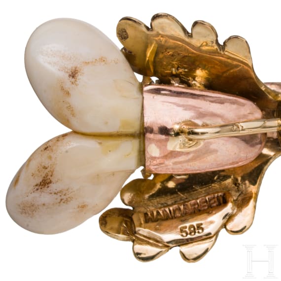 A 14ct gold and grandel jewellery set: brooch, ring and pin