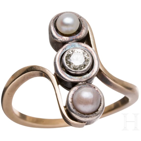 A 14ct gold ring set with two peals and diamond (ca. 0.25 ct)