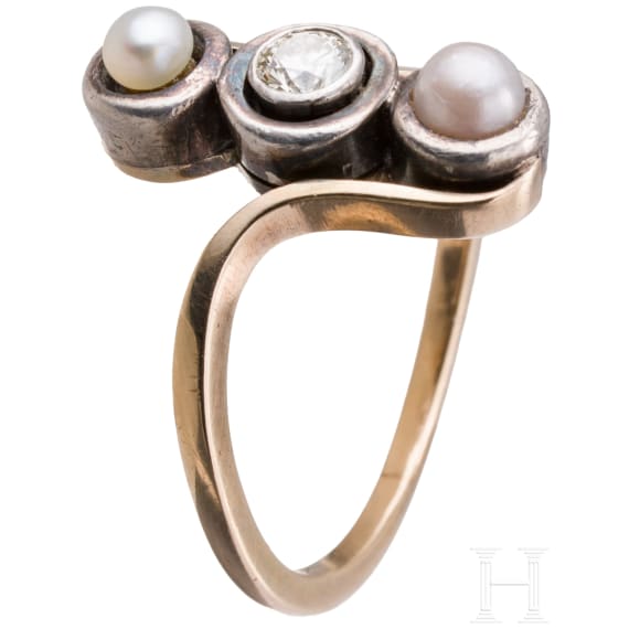 A 14ct gold ring set with two peals and diamond (ca. 0.25 ct)
