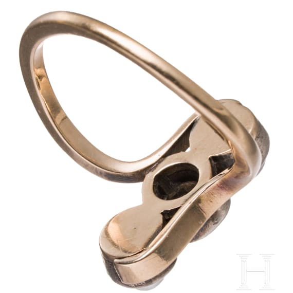 A 14ct gold ring set with two peals and diamond (ca. 0.25 ct)