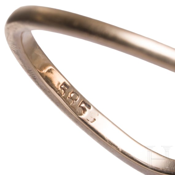 A 14ct gold ring set with two peals and diamond (ca. 0.25 ct)