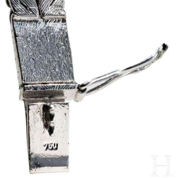 An 18-ct white gold bracelet set with diamonds (approx. 0.52 ct).
