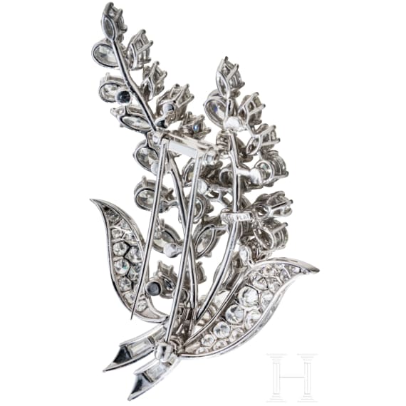 An 18-carat white gold and platinum diamond brooch