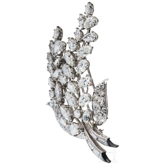 An 18-carat white gold and platinum diamond brooch