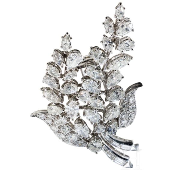 An 18-carat white gold and platinum diamond brooch