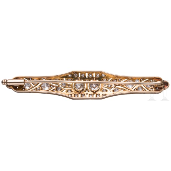 A 14ct gold and platinum brooch set with diamonds (ca. 1.19ct)