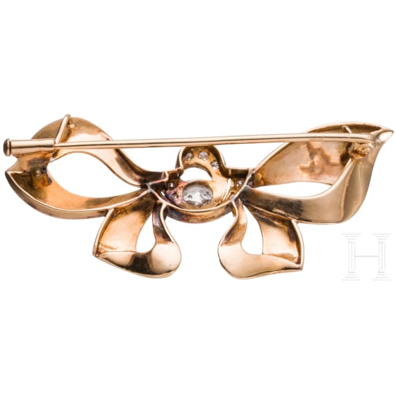 A 14ct gold and diamond loop-shaped brooch (ca. 0.445ct)