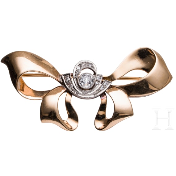 A 14ct gold and diamond loop-shaped brooch (ca. 0.445ct)