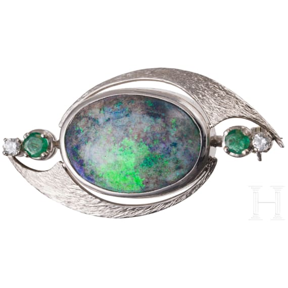 A 14ct white gold opal and diamond brooch (ca. 0.1ct)