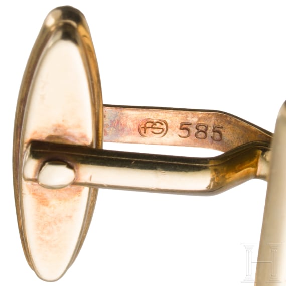A pair of 14ct gold and lapis lazuli cufflinks