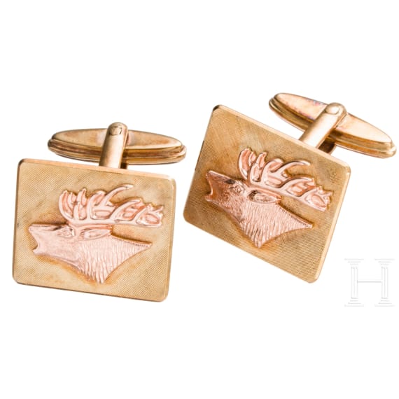 A pair of 14ct gold cufflinks with deer