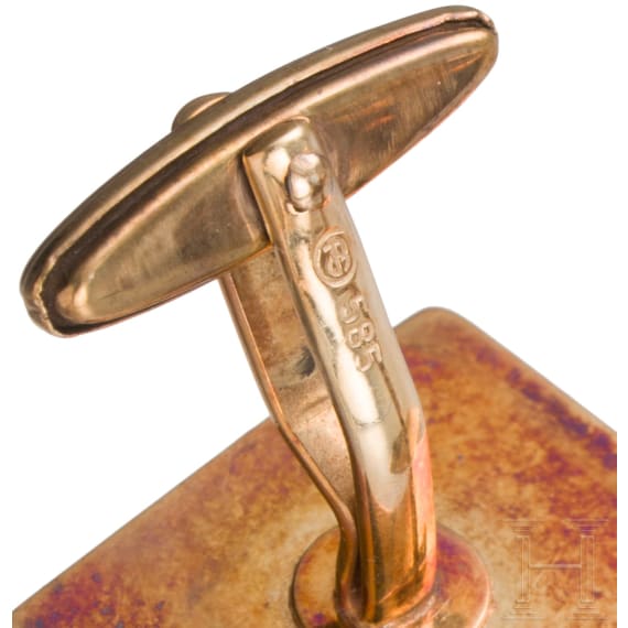 A pair of 14ct gold cufflinks with deer