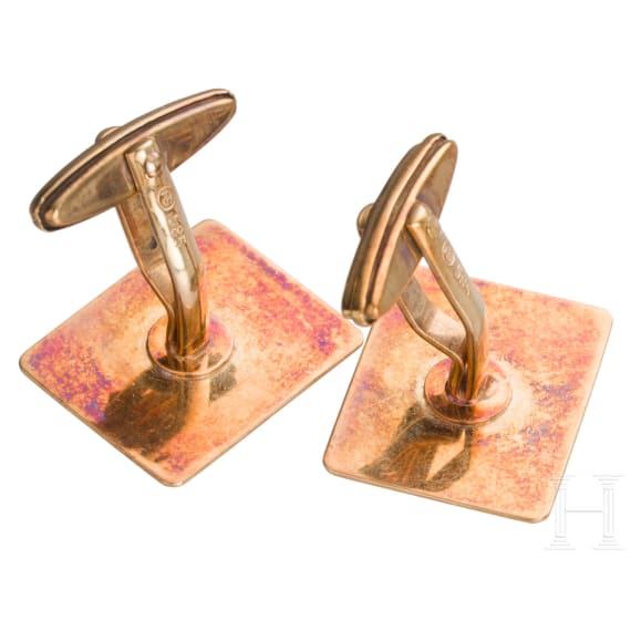 A pair of 14ct gold cufflinks with deer
