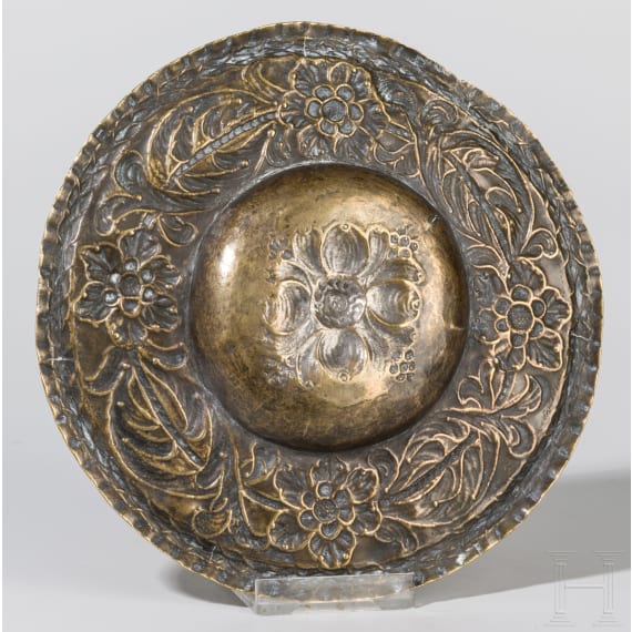 A brass sideboard dish with flowers, German/Dutch, 2nd half of the 17th century