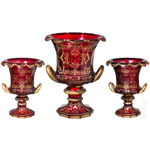 Gro&szlig;e Kratervase und zwei kleine Kratervasen mit Golddekor, B&ouml;hmen, um 1900