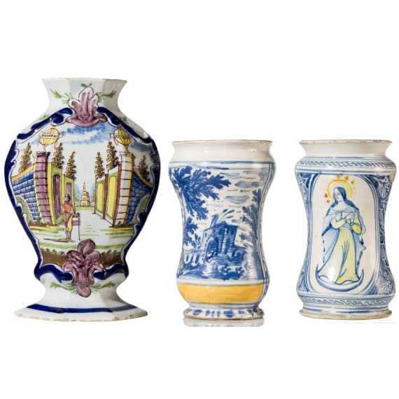 Zwei Apothekengef&auml;&szlig;e (Albarellos) und Fayencevase, Italien/Delft, De Porceleyne Claeuw, 18./ 19. Jhdt